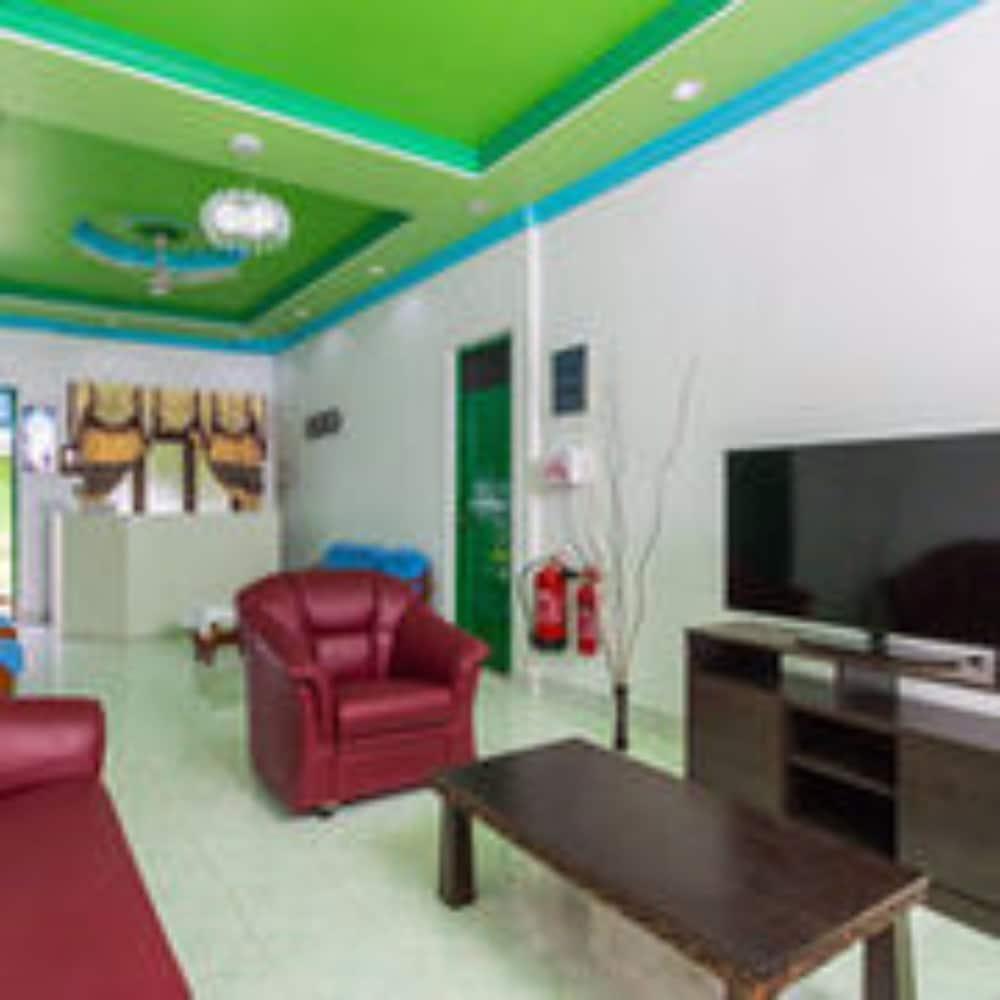 Feridhoo Inn Lobby Sitting Area