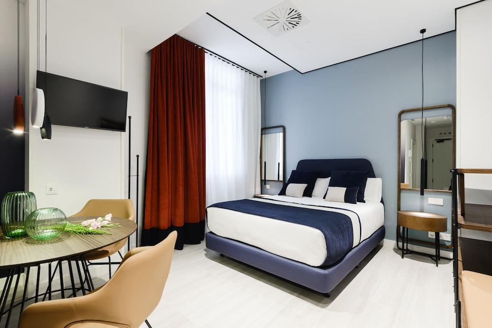 SmartRental Collection Gran Via Centric Room