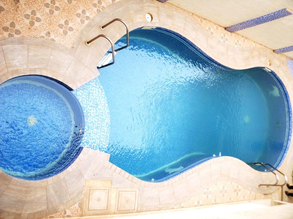 أبارت إم رود دي جيدجول حمام سباحة مكشوف