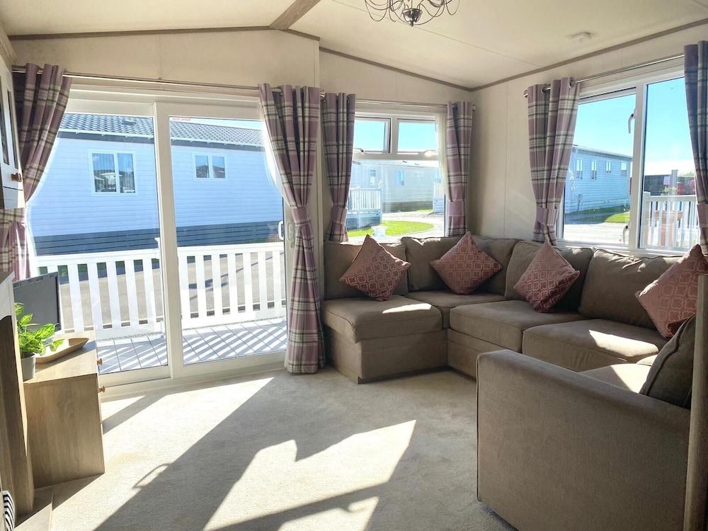 Bay View 37 Oceans Edge by PRL Lodge Hire Interior