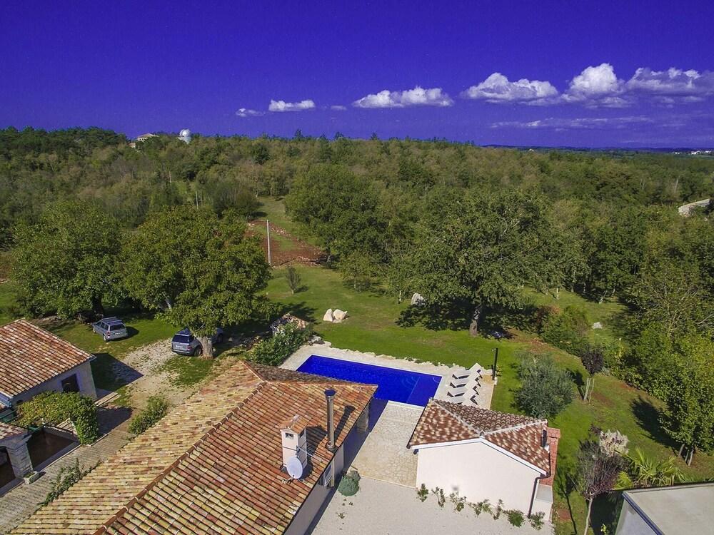Beautiful Villa in Višnjan With Swimming Pool Exterior