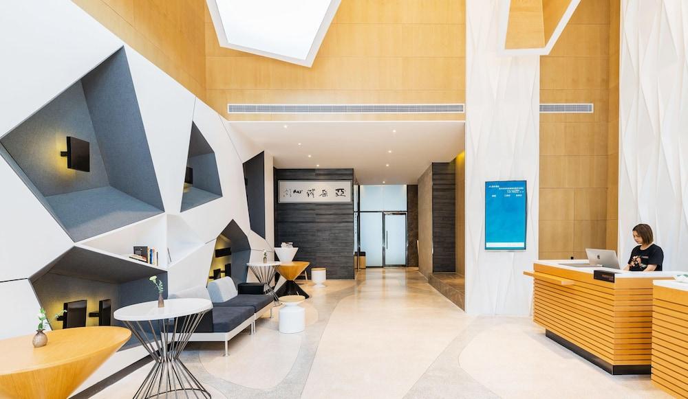 أتور هوتل يانشينج الردهة