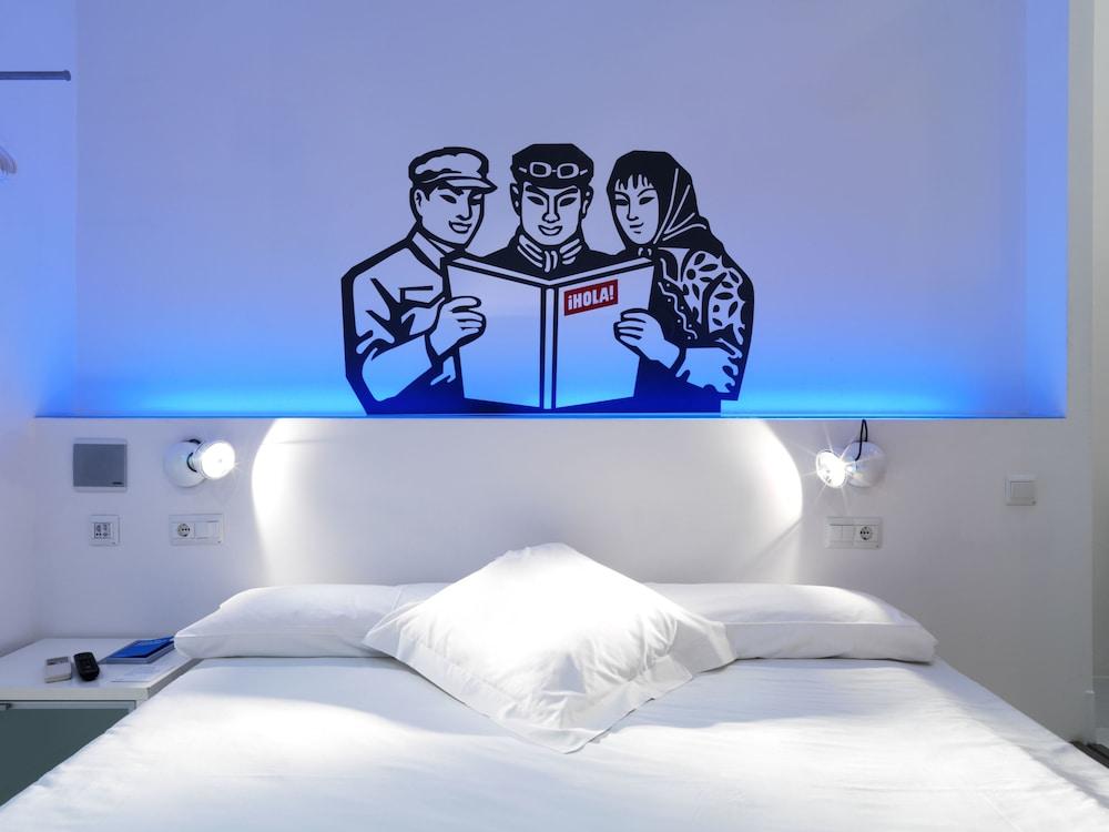Chic & Basic Tallers Hostal Room
