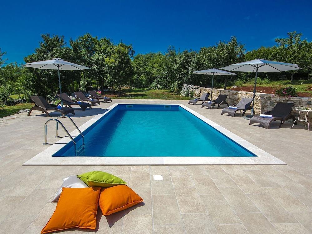 Peaceful Villa in Groznjan With Swimming Pool Waterslide