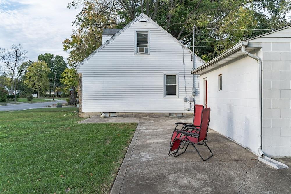 Charming Cape Cod Home - Just 15 Min From Downtown! 4 Bedroom Home by Redawning المنطقة الخارجية