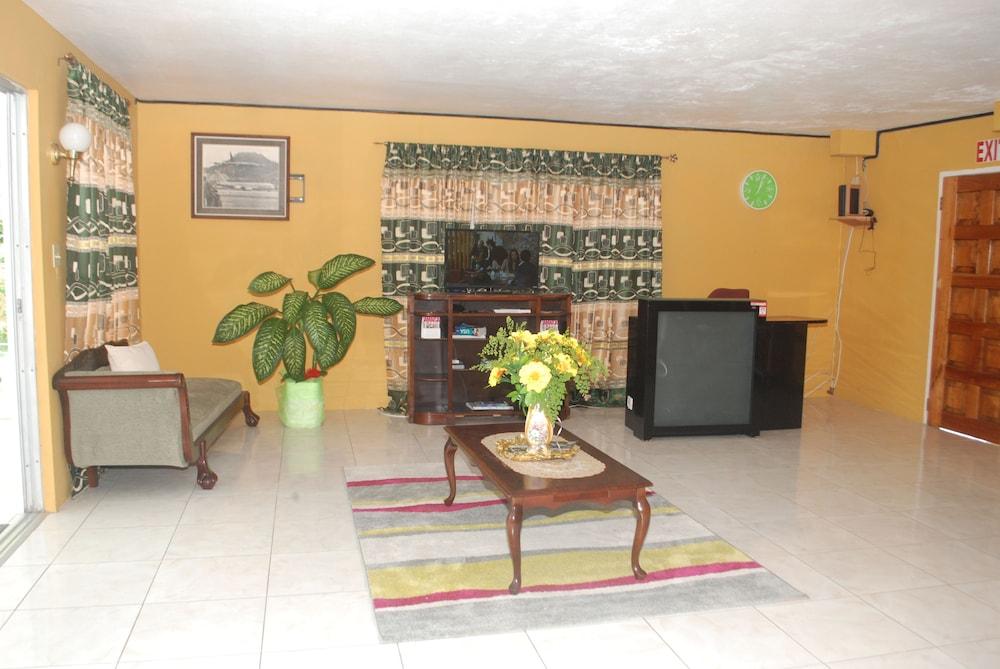 Enchanted Villas and Guest House Lobby Sitting Area
