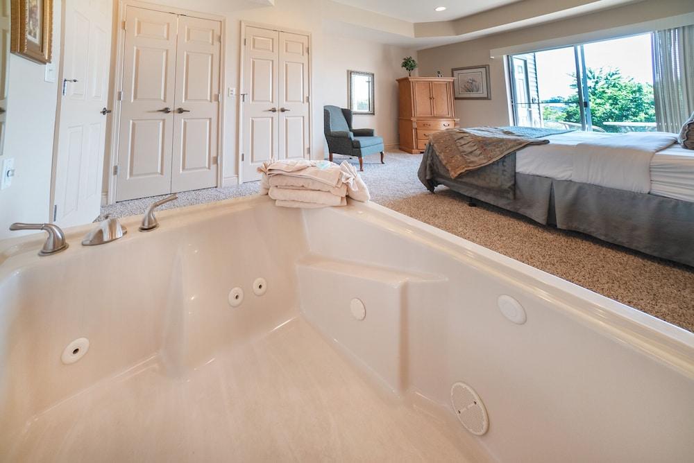Legacy at Thousand Hills Private Spa Tub