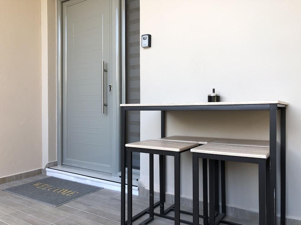 Lemon Tree Suites Near ATH Airport Exterior