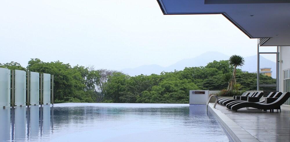 H2H Ai Home Infinity Pool