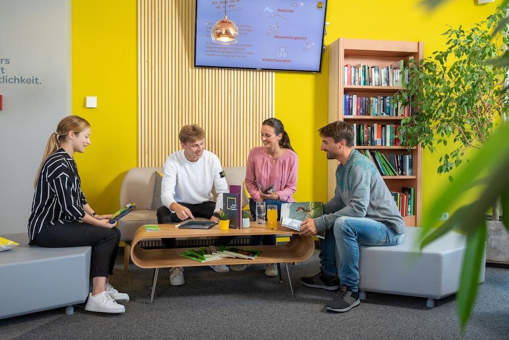 جوفا هوتل كيمبتين الردهة