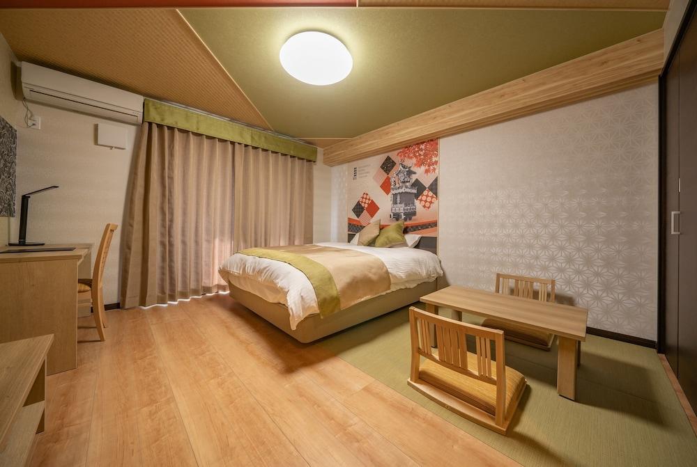 ريزيدنس هوتل تاكاياما ستيشن غرفة