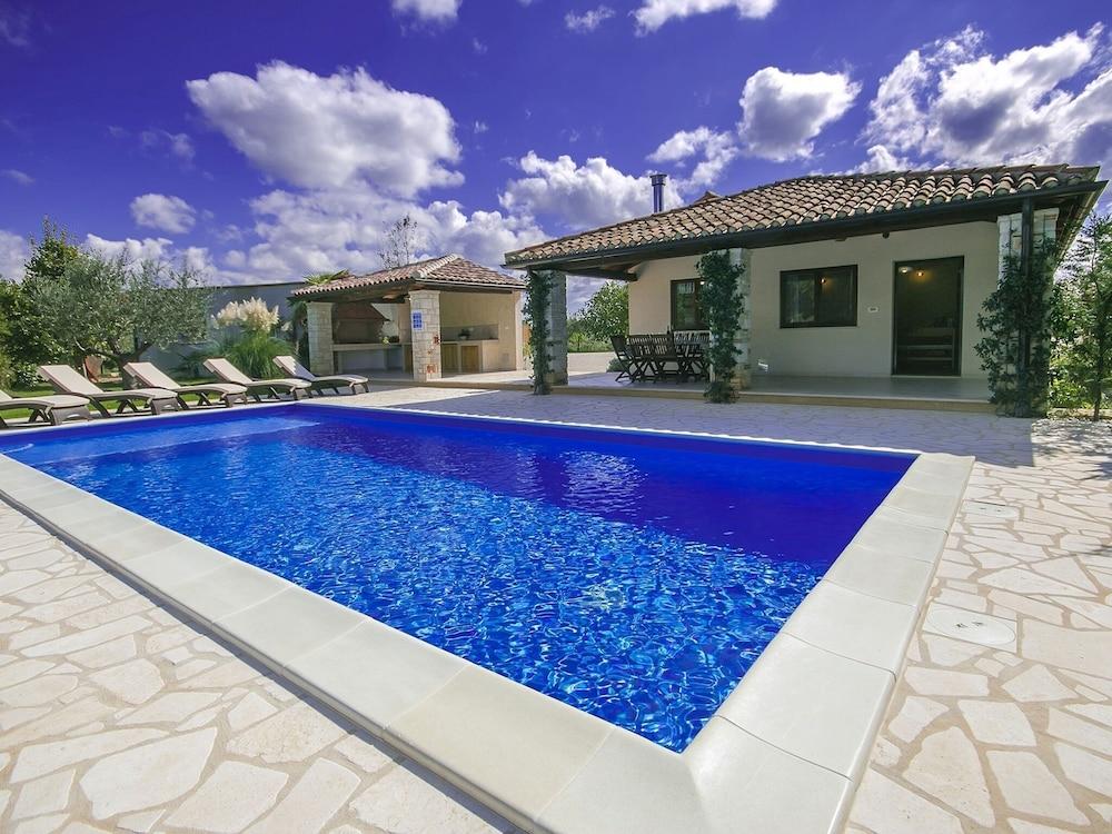 Beautiful Villa in Višnjan With Swimming Pool Featured Image