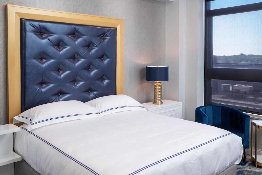 Hotel On Phillips Room