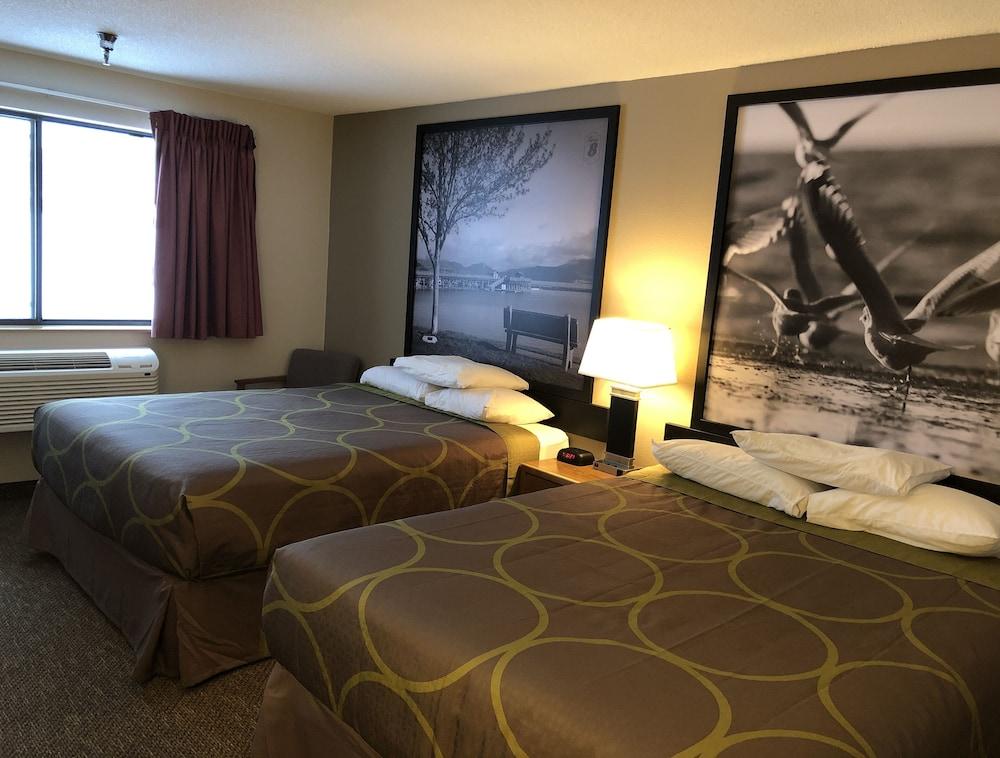 Super 8 by Wyndham Salmon Arm Room