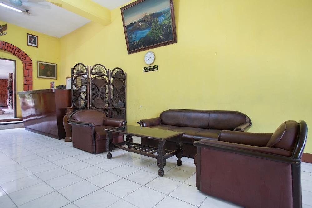 RedDoorz @ Panglima Sudirman Probolinggo Lobby Sitting Area
