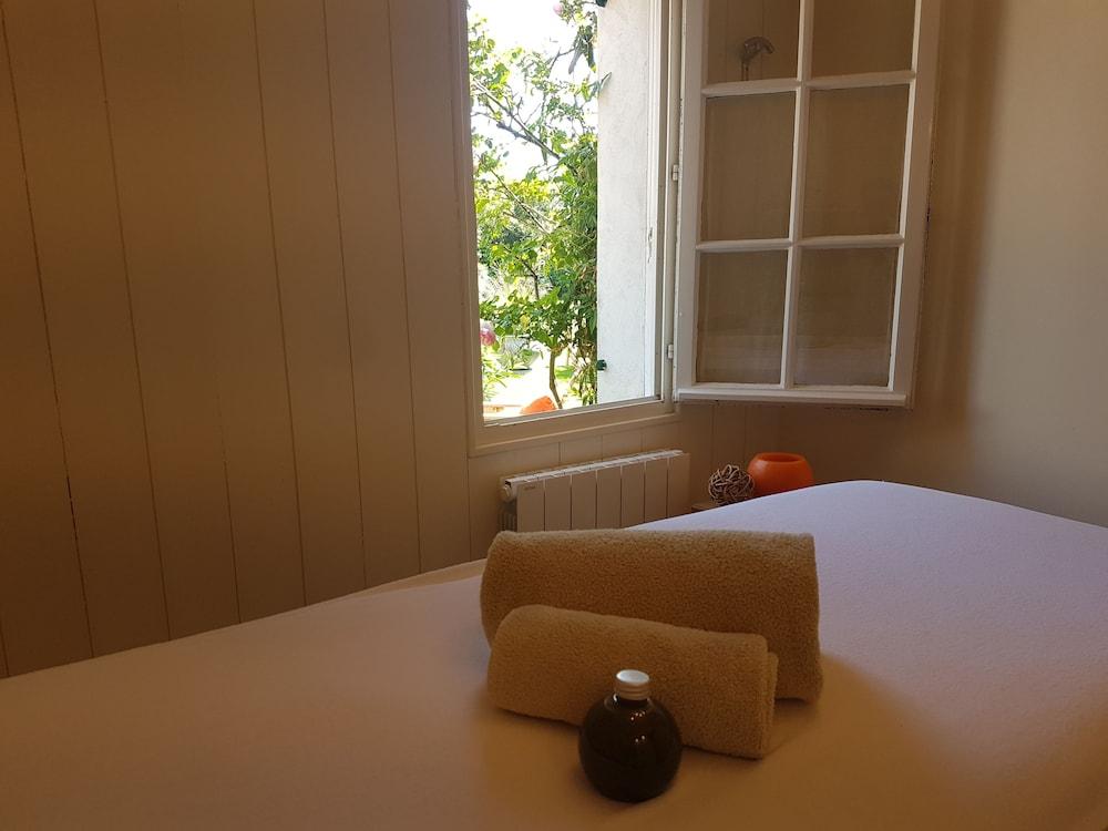 Hôtel Le Chat Botté Treatment Room