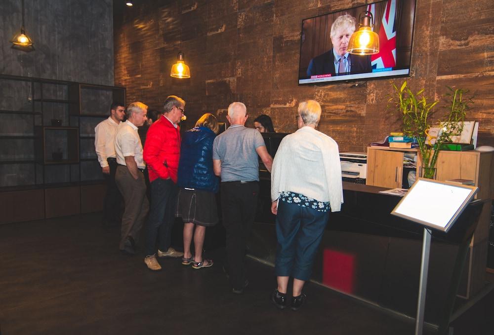 في آيتش بريميير آس تيرانا هوتل منطقة الاستقبال