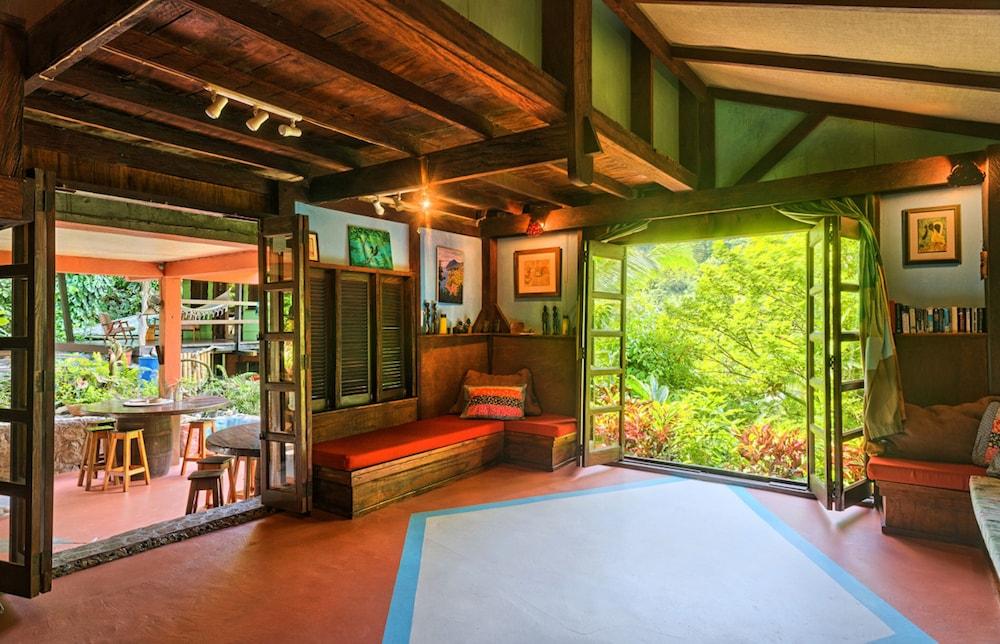 Cocoa Cottages Lobby Sitting Area