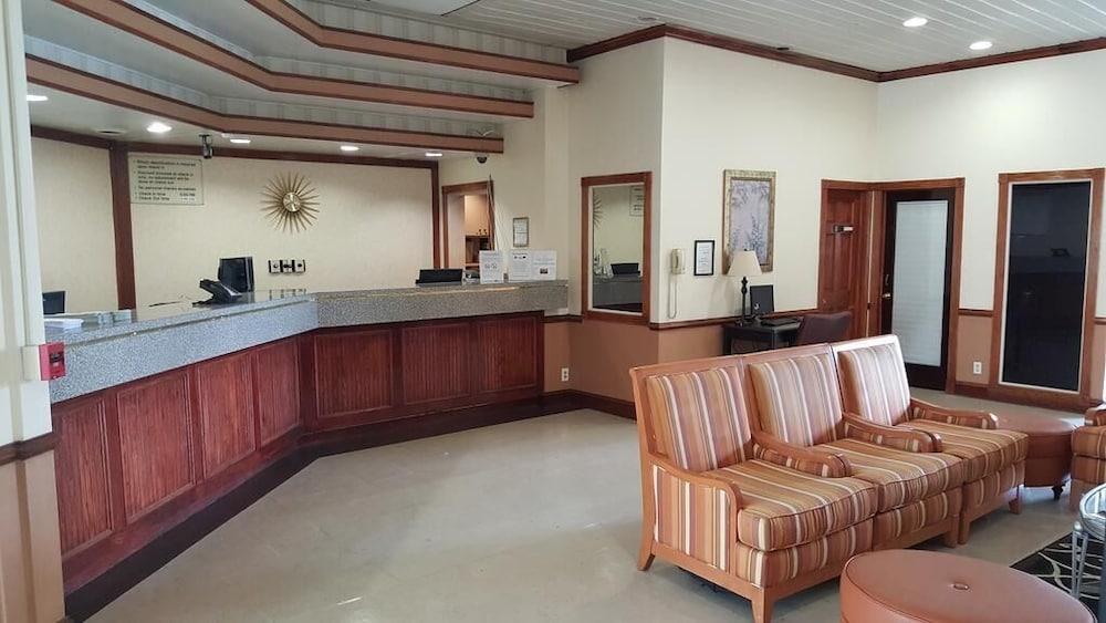 ريد كاربت إن آند سويتس الردهة