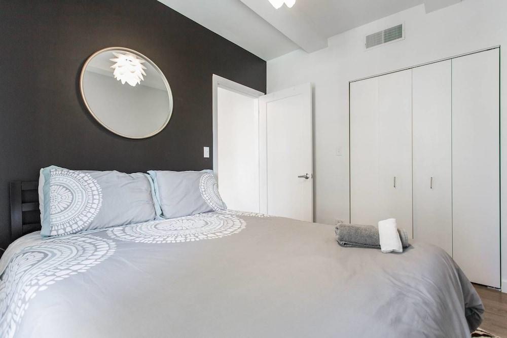 Black Walnut - Modern 1 BDR in Downtown Featured Image