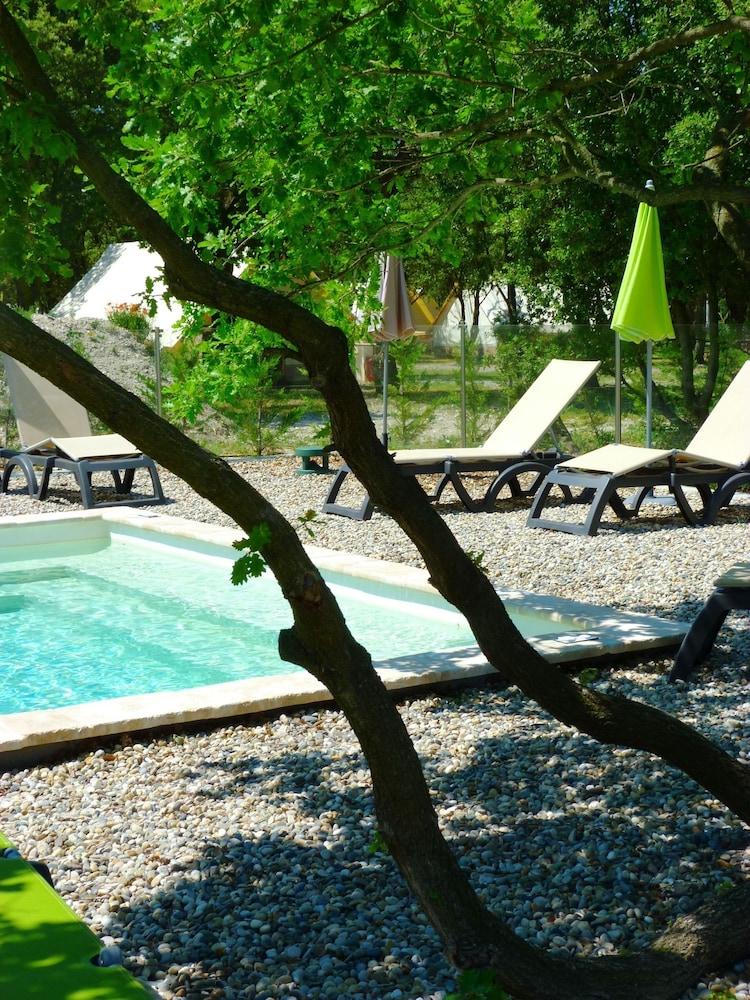 لودجيز أون بروفينس - كارافان بارك زحليقة مائية