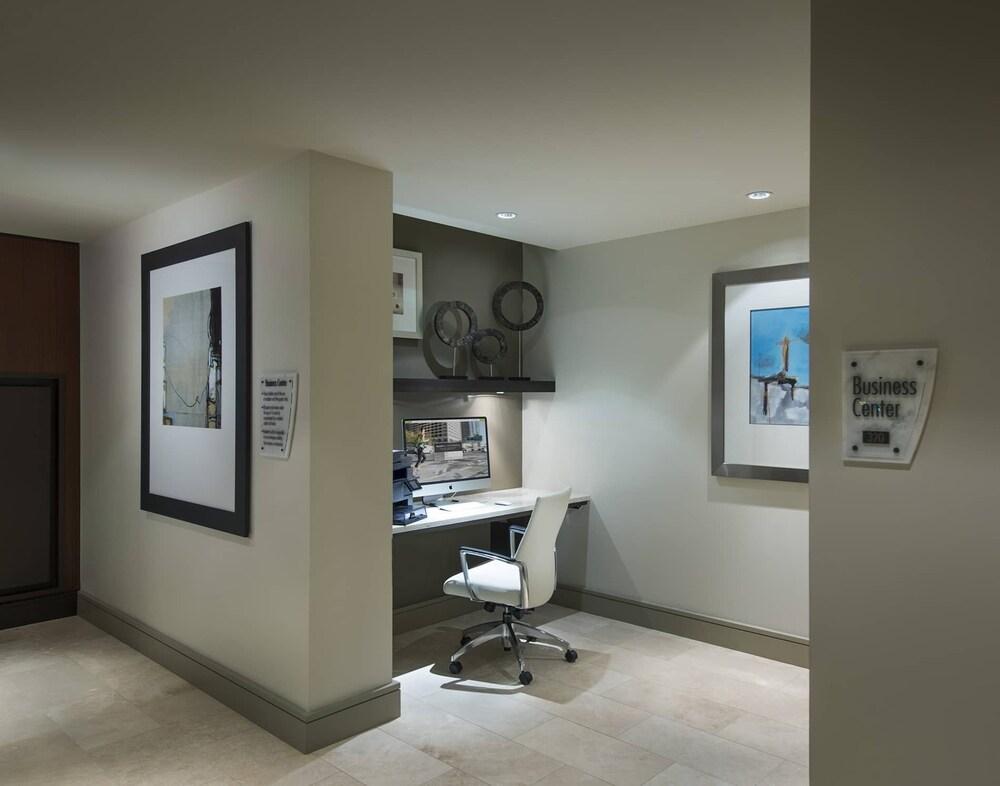 Luxurious Studio in the Seaport District Room