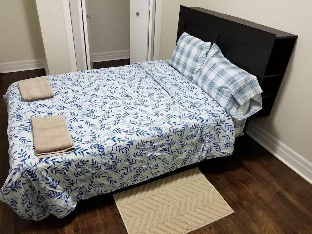 A1-Private up to 3 - Finch west subway Room
