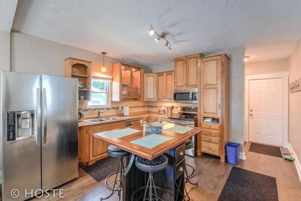 2BR Downtown Adventure Pikes Peak Views AC!
