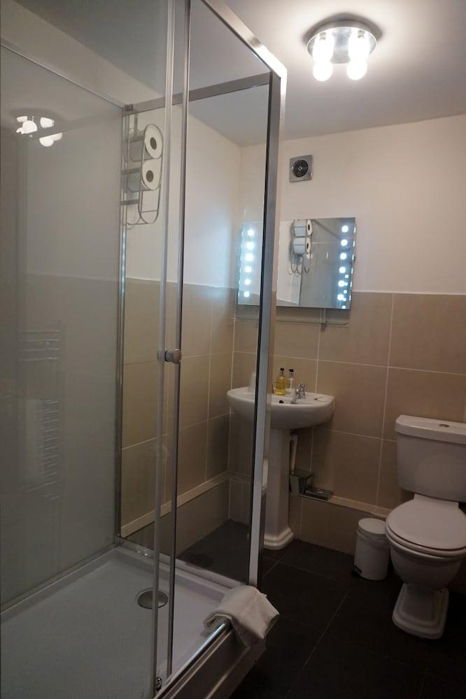 Lakeside Guest House Bathroom