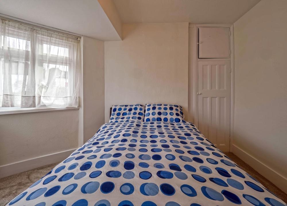 2 Bedroom Apt in Residential Locality Room