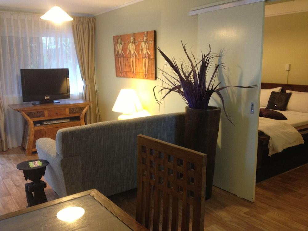 كوكونت بالمز أون ذا باي الصورة الأساسية