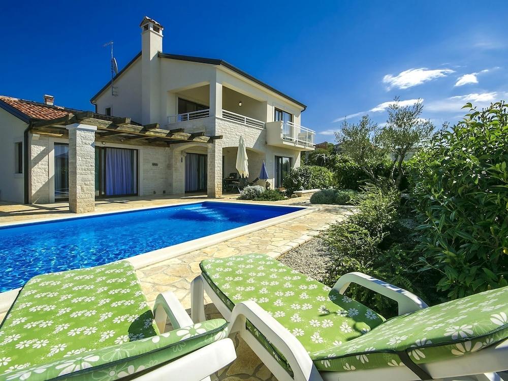 Sea View Villa in Višnjan With Swimming Pool