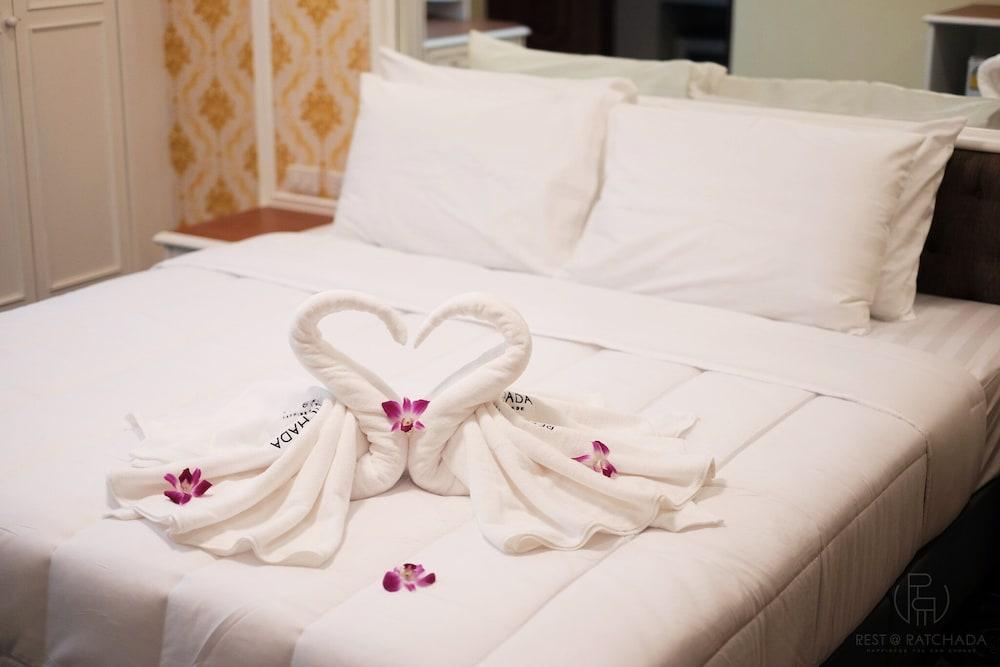 Rest at Ratchada Hotel Room