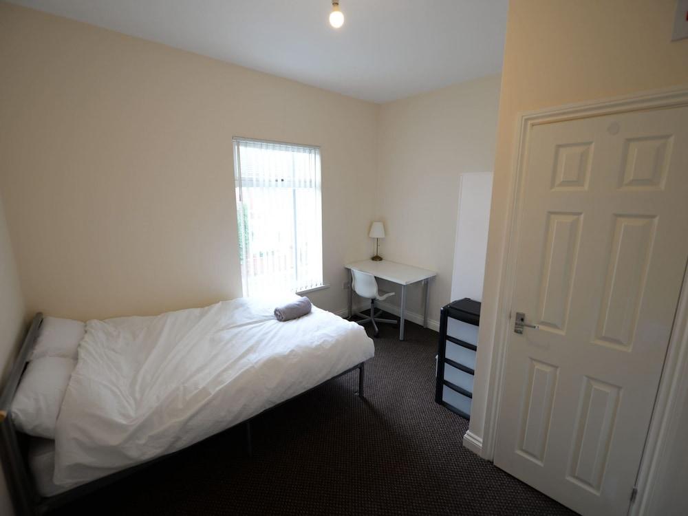 Comfortable Home in Coventry Near Coventry University Room amenity