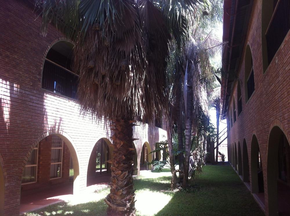 Desert Sands Motel Property Grounds