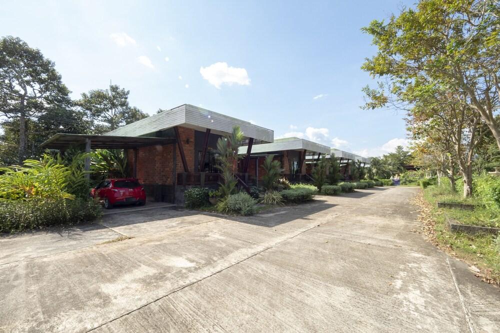 OYO 75343 P TWO P Resort Exterior
