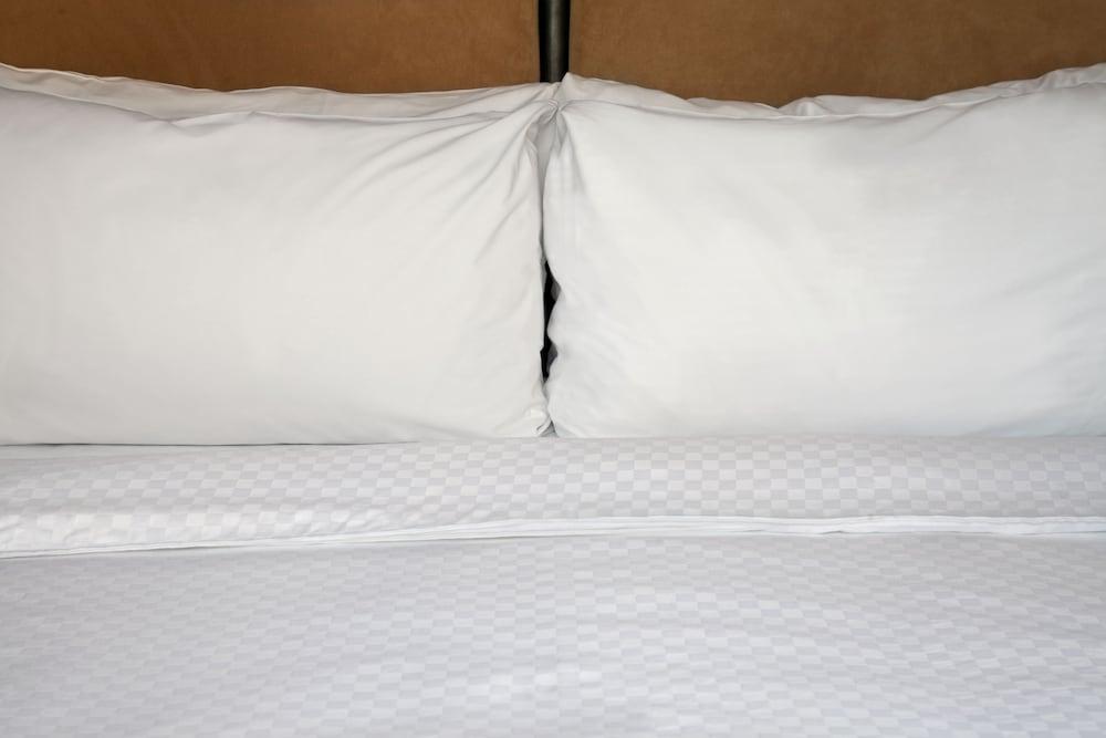 Four Points By Sheraton Regina Room