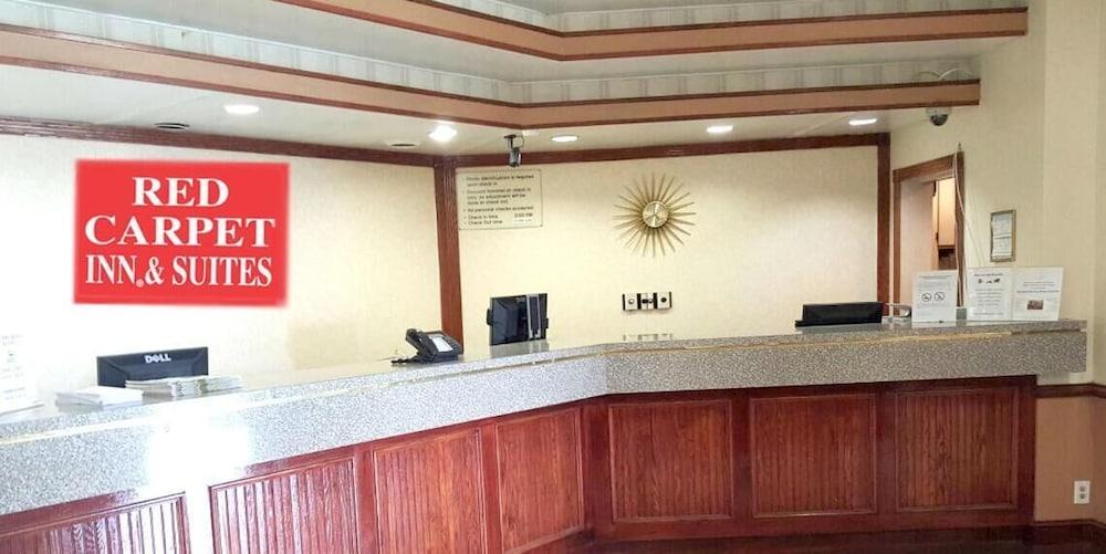 ريد كاربت إن آند سويتس الردهة