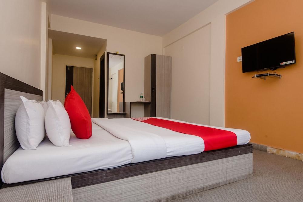 OYO 26206 Hotel Paras