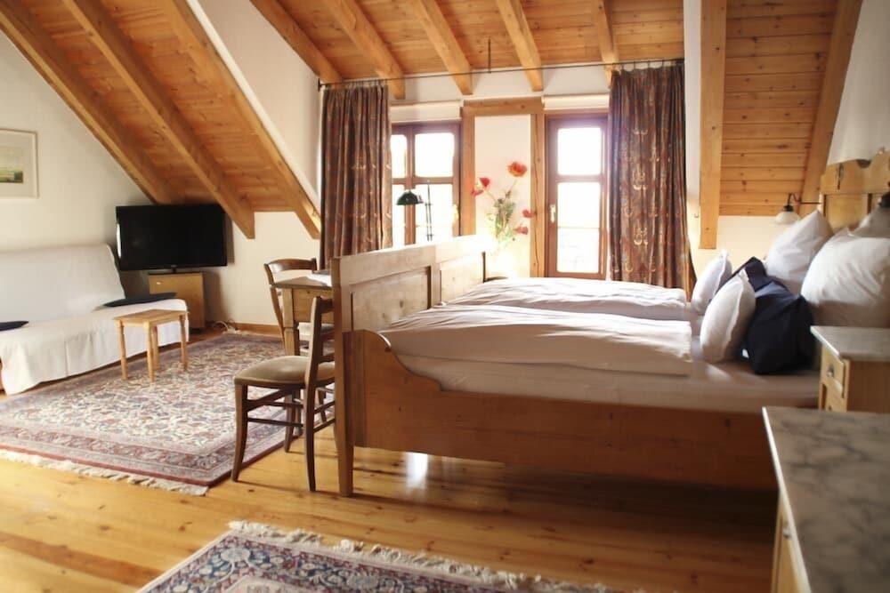 سي بي هوتل بيكر