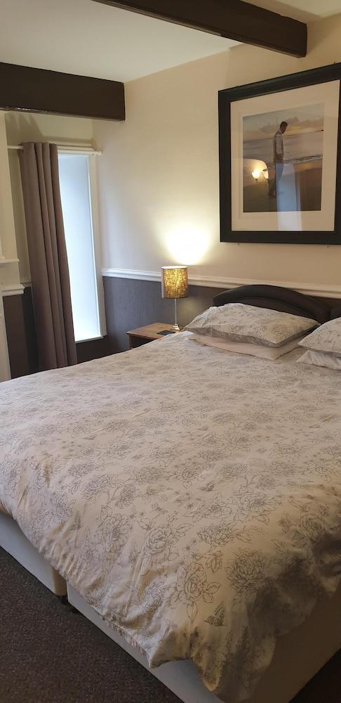 Red Lion Inn Room