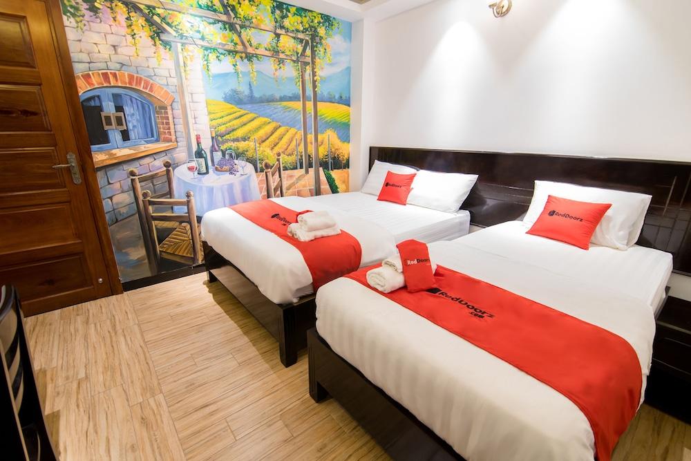 RedDoorz Plus near Ba Chieu Local Market Featured Image