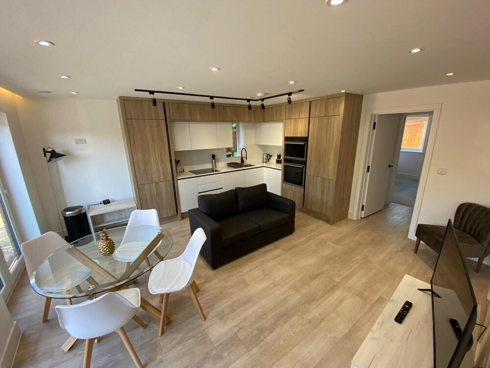 Modern 2 Bedroom 2 Bathroom flat