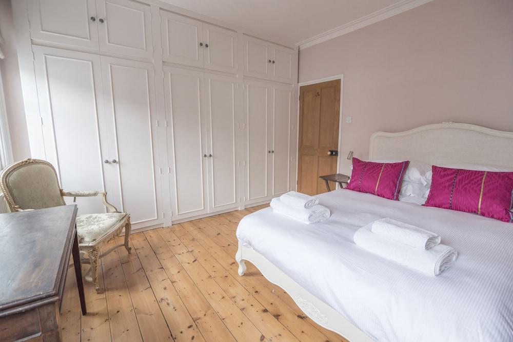 تراديشونال هوم إن كيو جاردنز