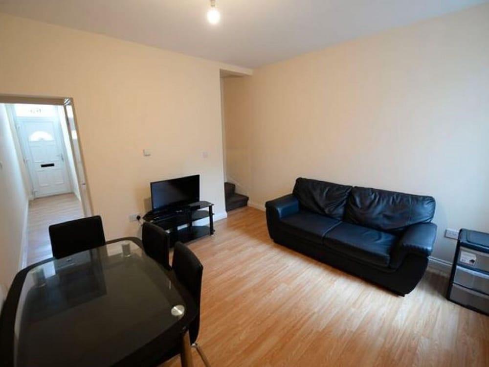 Comfortable Home in Coventry Near Coventry University Living Room