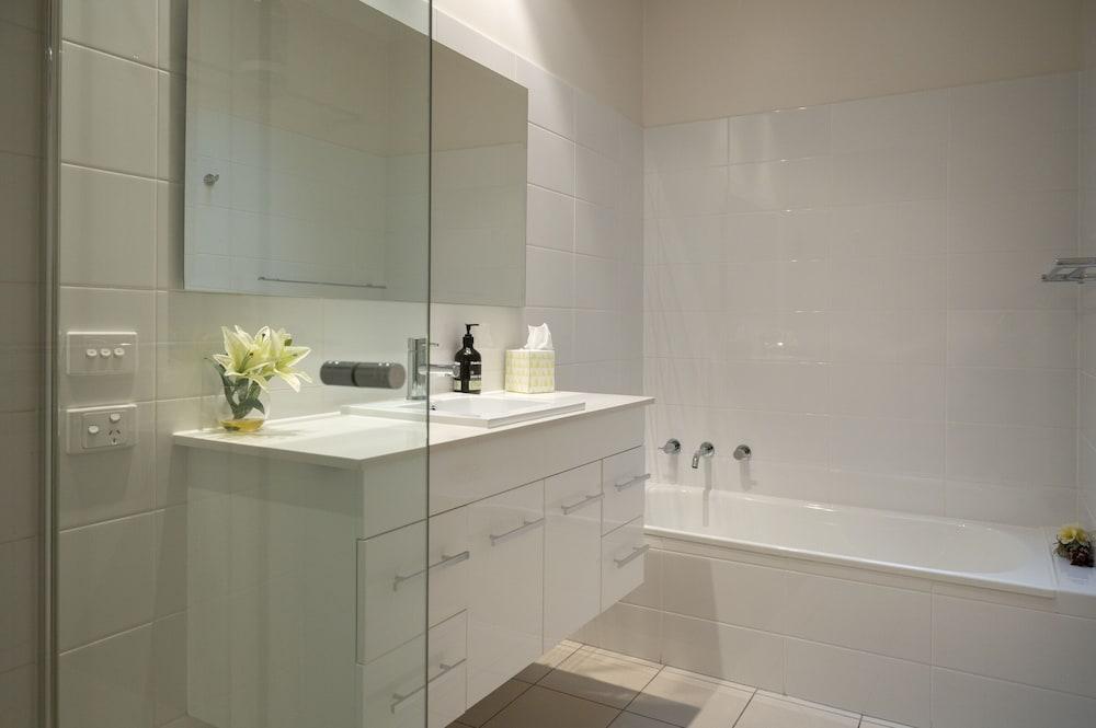 131 Your Vineyard Home in the heart of the Vale Bathroom