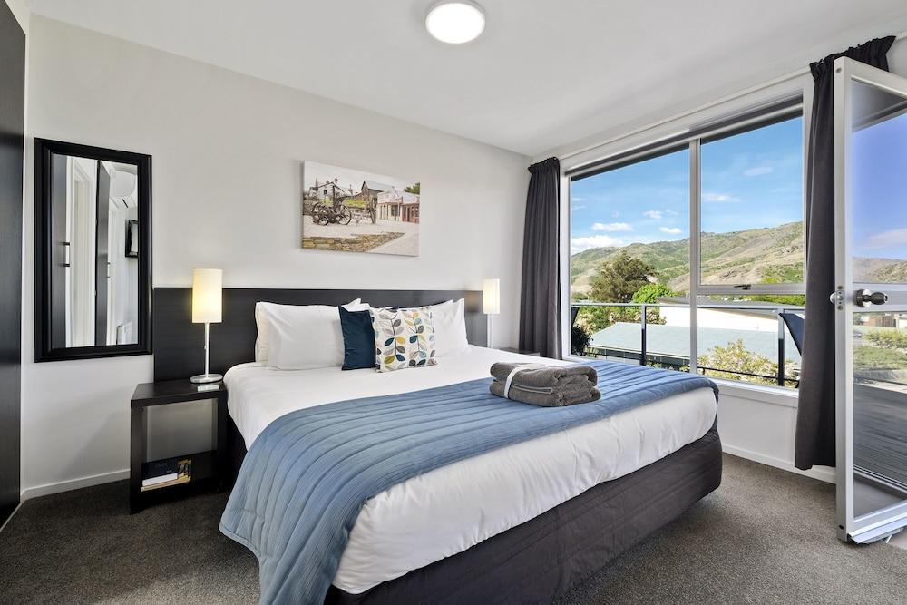 Central Gateway Motel Room