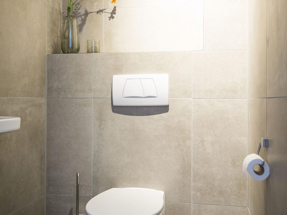 Apartment in Tasteful Farmhouse in De Cocksdorp, on the Wadden Island of Texel Bathroom