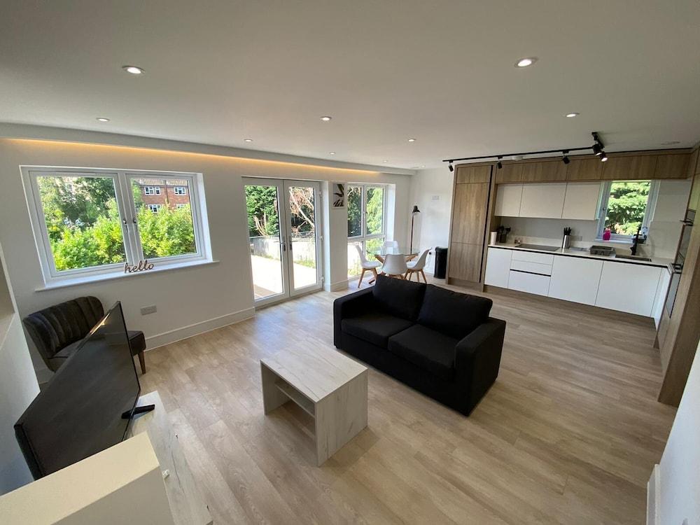 Modern 2 Bed 2 Bath Flat