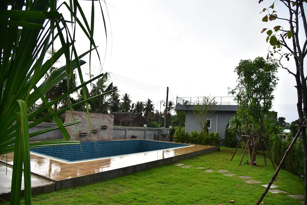 إس بي فيو ريسورت حمام سباحة مكشوف